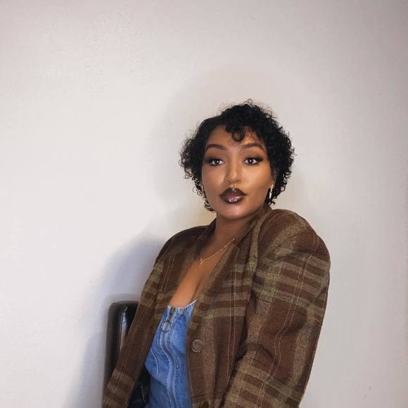 Poshmark profile picture for @hire